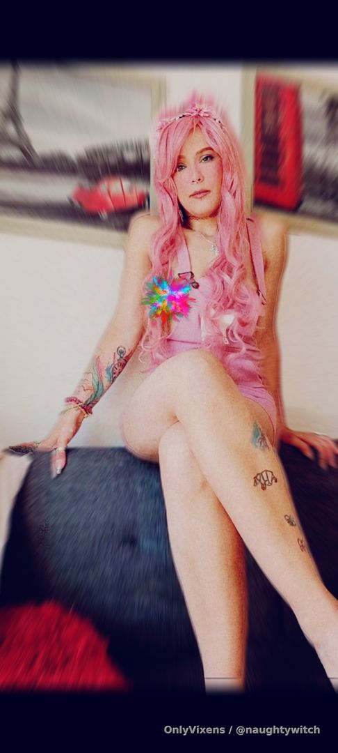 Bombita de algodón de azúcar

Seré ese deseo que querrás consumir, que sobrepasa tus límites, que perturbara tu corazón. La tranquilidad en ti se iba desprendiendo poco a poco, mis fotos, mis malditas fotos que te llenaban de lujuria, de ese deseo que se hacía cada vez más fuerte, cada vez más obcesivo. Pensarme te llevaba a morder tus labios, a sonreír al imaginar mi cuerpo desnudo frente a ti, a humedecerte al sentir mi piel rozando con la tuya y mis besos reclamando tu boca