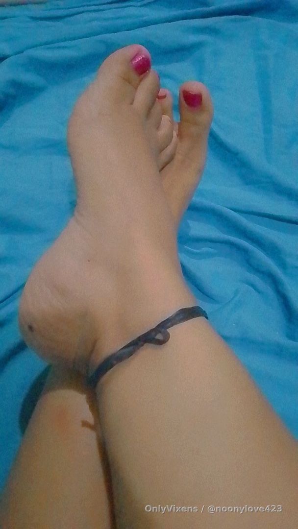Cuántos aquí son amantes de los pies?? Deja tu comentario aquí abajo 😏🔥 sígueme en mis redes sociales https://atom.bio/noonylove Onlyfans suscripción gratuita 