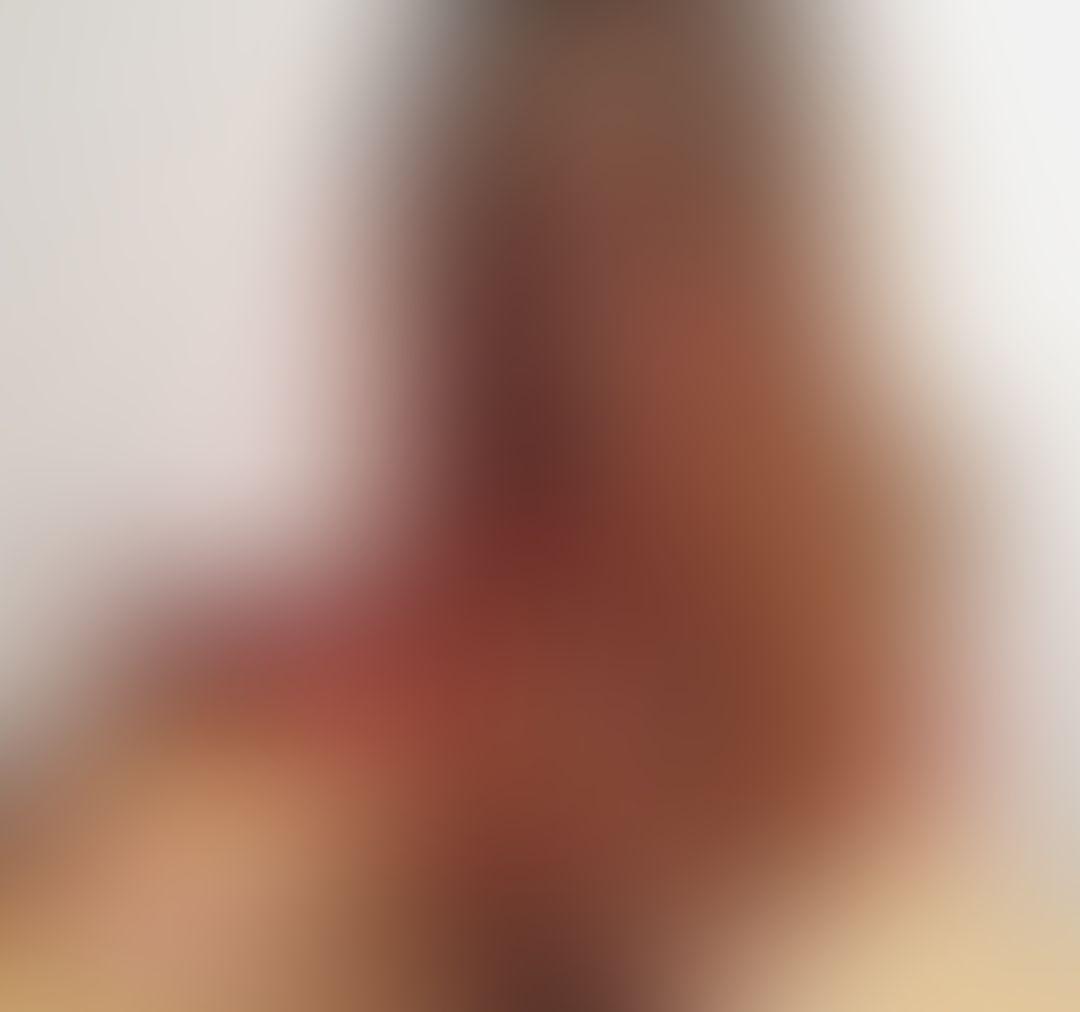 LA JUGADA DEL MAESTRO.

Caí en rendición ante él, el amo se convirtió en sumiso. 
Prevalecí ante su conducta tan fuerte, su mirada tan fría, su carácter tan dominante me llevaba a humedecer mis pantys.
Escuchar sus pasos en el pasillo me ponía helada, el sudor recorría mi frente, mis manos comenzaban a temblar, mi corazón retumbaba mi pecho y mi respiración se aceleraba...
Él descontrolaba cada célula que habitaba mi cuerpo sin razón alguna.  quien era ese ser que podía dominar mi ser vampirezco hasta sodomizarlo,  llevandome a desear ser encadenada y convertirme en su esclava...