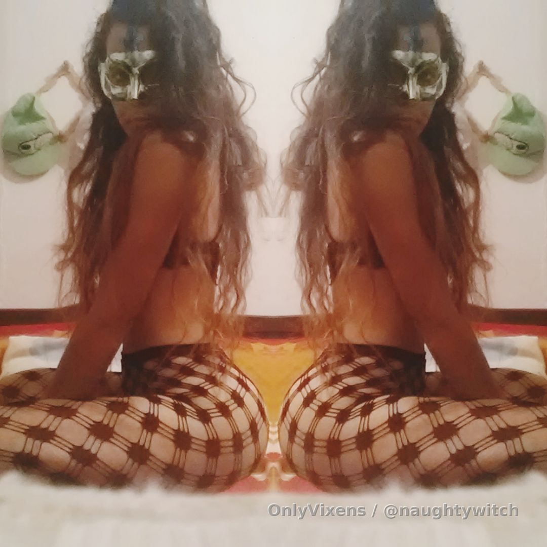 Ella descubrió su fragilidad, descubrió que en ella había un anhelo de amar, de que anhelaba sentir unos besos cálidos que la hicieran sentir amada. Ella se refugió en la intrépida armadura que escondía todas sus debilidades, hacia parecer que era fría pero en realidad era un volcán queriendo estallar en un par de brazos sinceros que conquistaran más que su piel