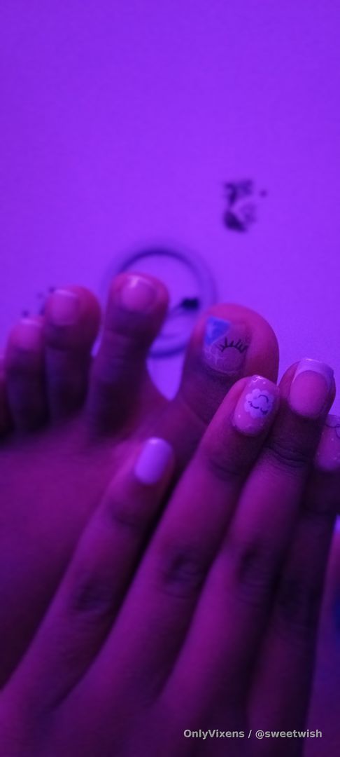 Give me a like if you want to see more photos of my nails, feet or hands 💅😘