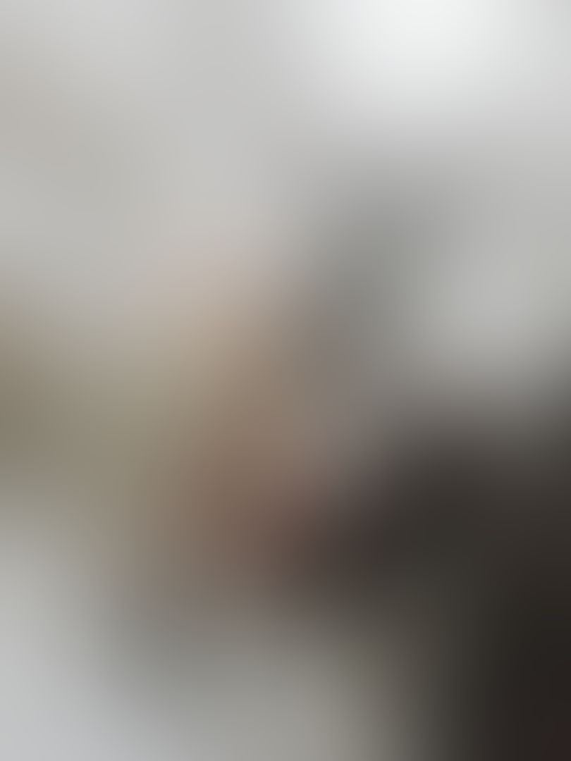 Extrañándote......

Sus manos querían recorrer nuevamente esta piel que muchas veces satisfacía sus deseos, marcada con los besos que muchas veces en nuestras noches de pasión dejaste tatuado en mi piel. nuestras miradas encontrándose mientras penetrabas mi coño humedecido.. son muchos los recuerdos que vienen a tu cabeza al recordarme.,  Revolcandonos  entre las sábanas mojadas de nuestra noches obscenas y aunque otros cuerpos han dibujado en ti una historia; mis manos mis labios y mi lujuria desencadenada dejó en tu cuerpo grabado una leyenda. Mis caricias fueron ese Fuego que arrebato en tu ser el deleite de la banalidad, mi lengua pinto en aquel miembro que muchas veces me reclamó, las jugosas historias morbosas que explotaron en cada uno de tus orgasmos. llevandote a desearme en cada caricia que recibes, en cada beso que toca tus labios, en cada lengua que penetra tu boca... 
Nunca lo pensaste, pero sí... Fui ese hechizo que enfermo tu memoria y que jugaste a perder.... Ahora, cada noche se vuelve tortuosa, no importa cuántas piernas se crucen con las tuyas ni cuántas pieles mojadas se deslicen sobre tu cuerpo, no fue solamente mis manos quienes jugaron a conquistarte, fueron mis perversiones y mi sádica morbosidad  la que despertó en tí un delirio cargado de fantasías obscenas que cruzaban los límites, esos límites que muchas veces sobrepase en tu cuerpo y deje marcado con mi frenética picardía. Tú cuerpo se excita al ser cabalgado y pierdes la noción al no sentir el fuego de mí sexo humedeciendo tu mástil y satisfaciendo tus sexuales perversiones