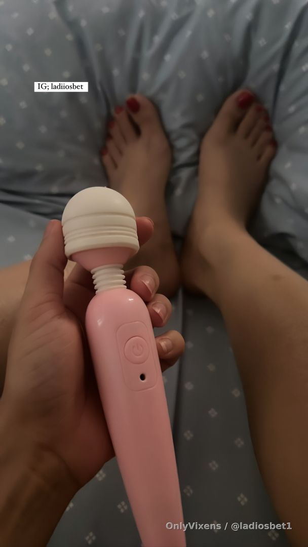 La tengo muy mojada🍓 💦 