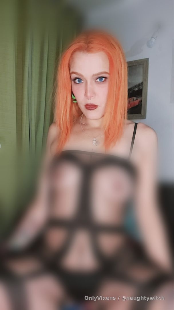 Moría por ver qué llevaba puesto, su imaginación descontrolaban sus deseos, el querer sentir las prendas en su piel delataban ciertos fetiches. El trataba de ocultar que tenía ciertas aberraciones pero la mirada que dejaba clavada en mi cuerpo me llevaban a leer su obcena personalidad, esos ojos que destellan lujuria muy secretamente humedecía mis pantys y es que yo también era un personaje oscuro, yo era el lobo vestido en piel de oveja