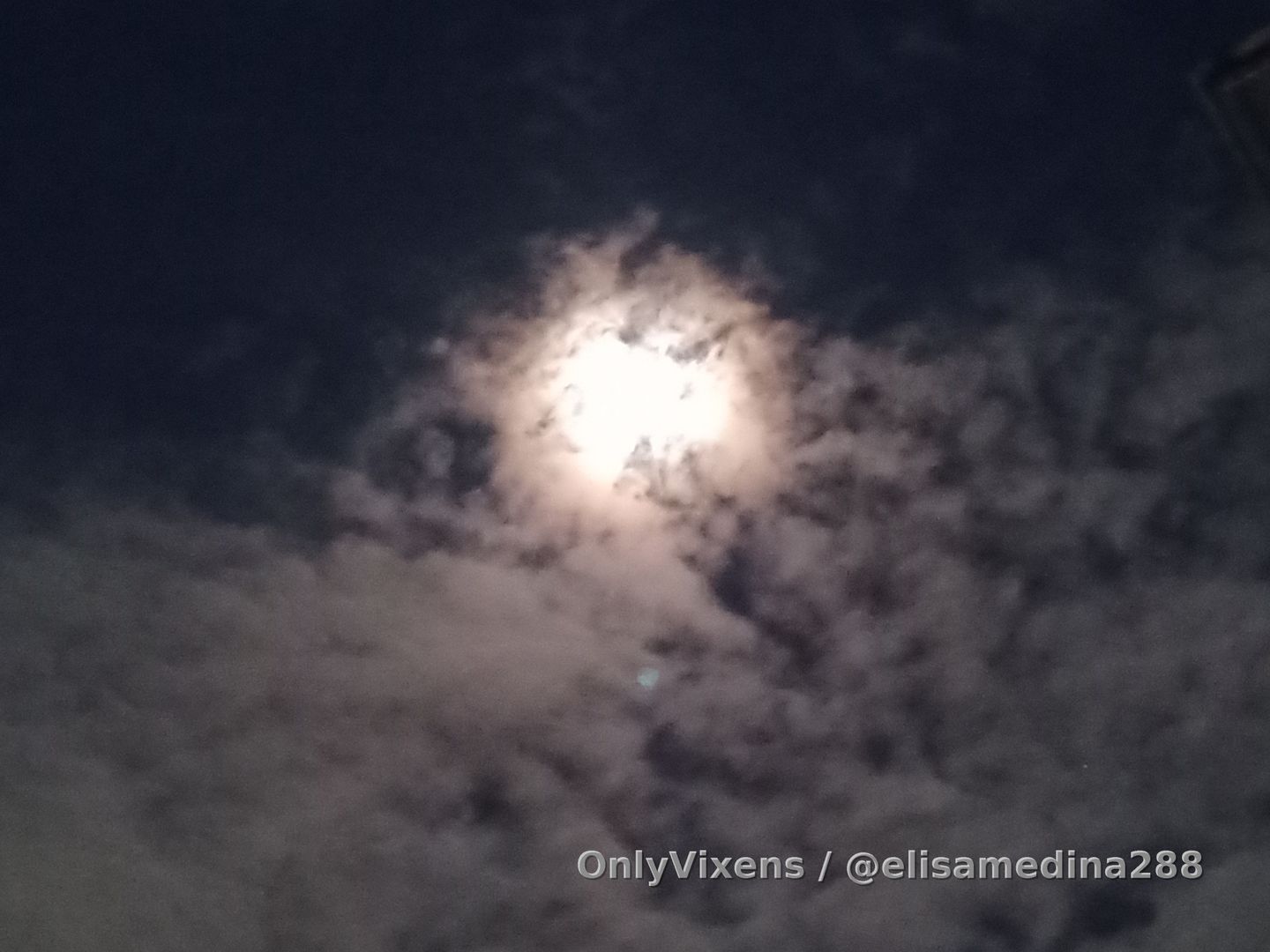 Contarle mis secretos a la luna y que ella sea la cómplice de todas mis lagrimas