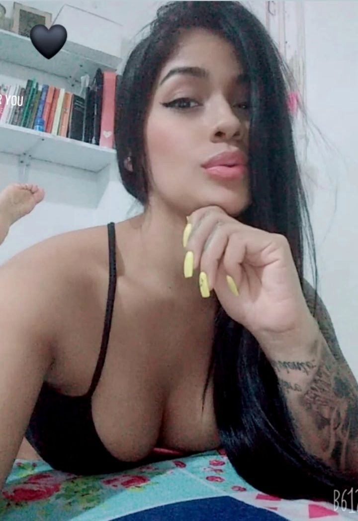 Hola estoy dencanzando en casita un poco aburrida...sin sueño😜

Hi, I'm a little bored at home... I'm sleepless😜