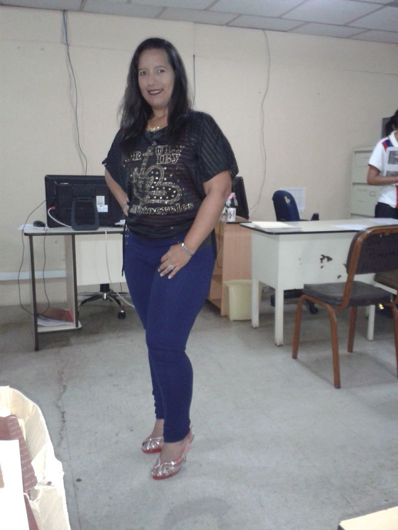 Hola estoy aburrida quien despierto para divertirnos un rato