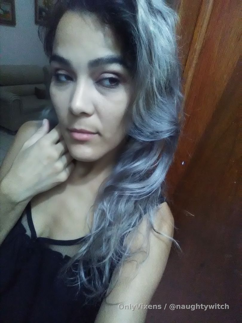 Si quieres ver más de mi sube de nivel.

Te haré volar la imaginación con mis letras obcenas y te haré soñar con mis nudes sensuales