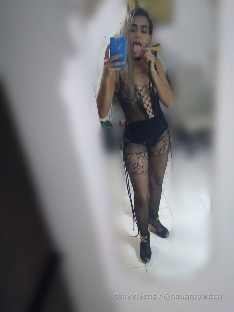 Deseo sentir sus labios recorriendo mi cuerpo a la vez que me arranca la ropa, deseo sentir sus besos tatuandose en mi piel, grabando en mi memoria todo lo que le me hacía experimentar, esa sensacion de ser su hembra, su diosa. De morir cada noche en sus brazos bajo orgasmos que me llevaban a la sobredosis, el era mi droga, esa droga que satisfacía mi deseo carnal y me convertía en una bestia.