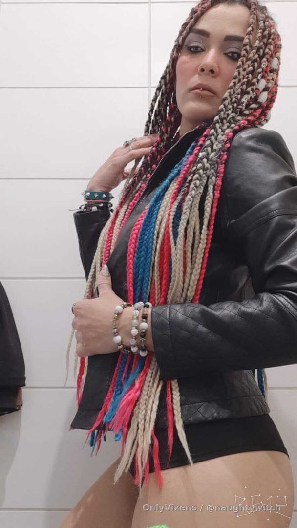 Eran palabras disfrazadas  de una intención obscena, de esas ganas de sentir como le hacía el amor con sus palabras, cómo masturbaba si mente seduciendo el deseo naciente en ella. Deseaba sentir como el erizaba su piel al ver cómo aquellas palabras a través del computador se convertían en una poesía que recorría su cuerpo. Ese deseo de sentirlo cerca de ella con solo cerrar sus ojos no pereció, al contrario. La llevo a humedecer si ropa interior al leer esas letras que la llenaban de una picardía que la estremecían al imaginar cómo mordía aquellos labios que proclamaban su nombre en la distancia 