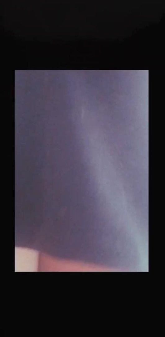 Iba saliendo de mi casa y el vecino casi me ve subiéndome el vestido 🤭🤭🤭