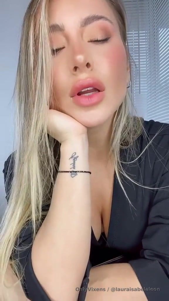 Sea lo que sea que estén haciendo les mando un rico y húmedo beso.